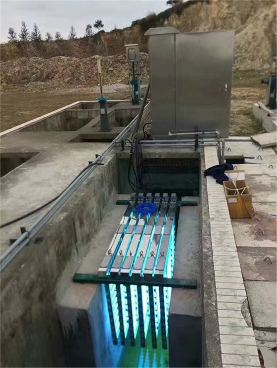 污水厂安装的明渠紫外线消毒器