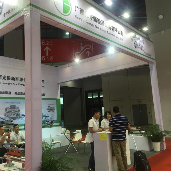 上海水展-中东的客户在了解光普的紫外线消毒器产品
